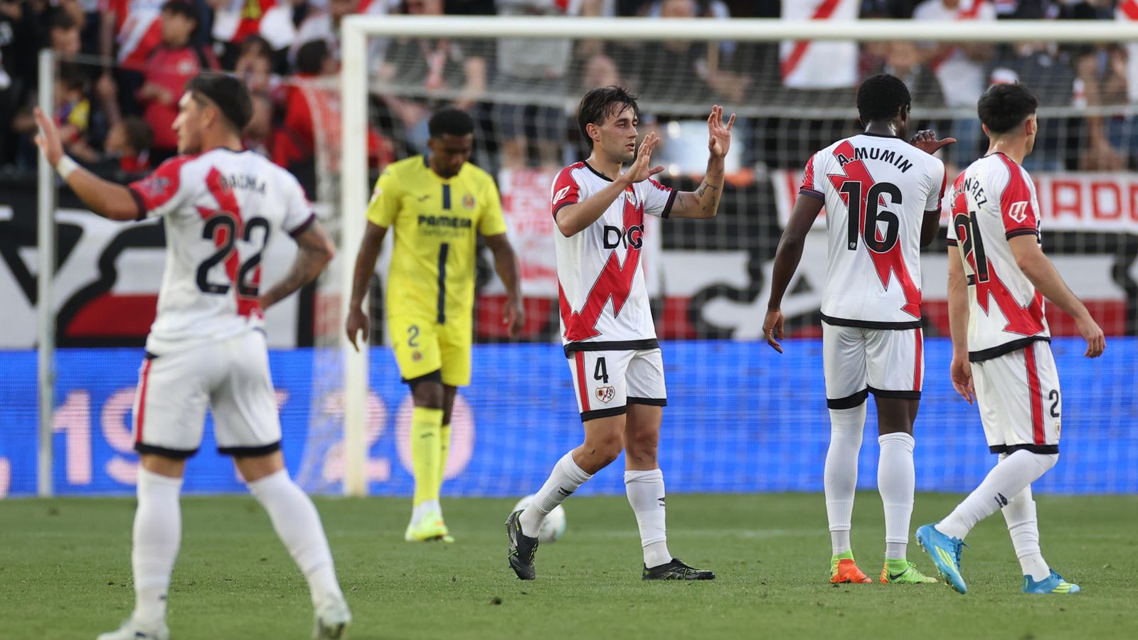 Els jugadors del Rayo Vallecano celebren la victòria contra el Villarreal
