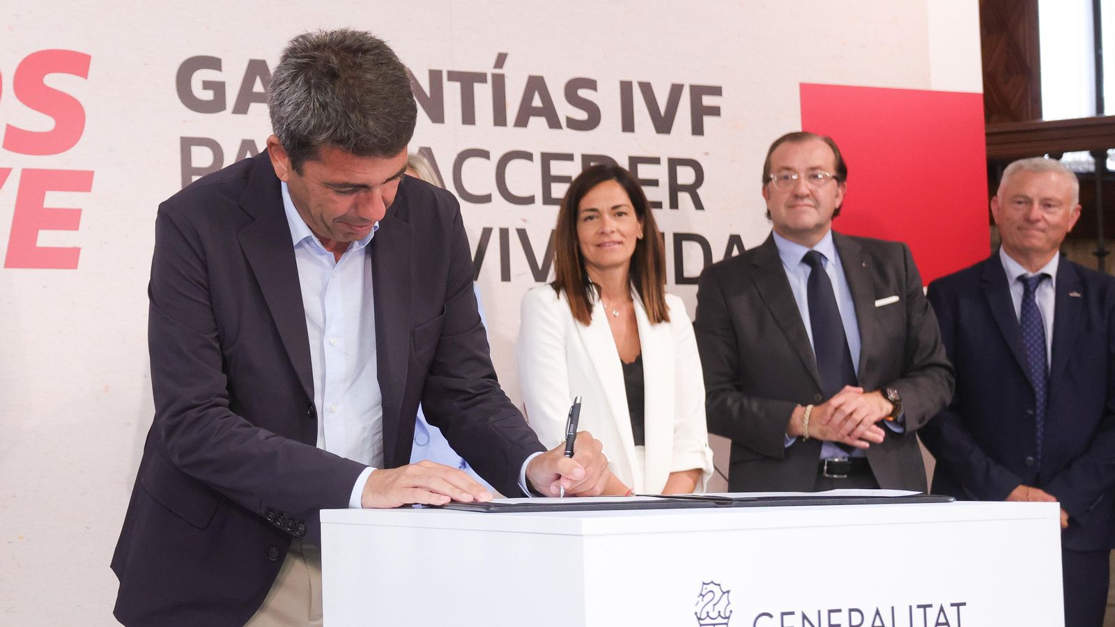 El president, Carlos Mazón, signa un programa d'avals d'habitatge