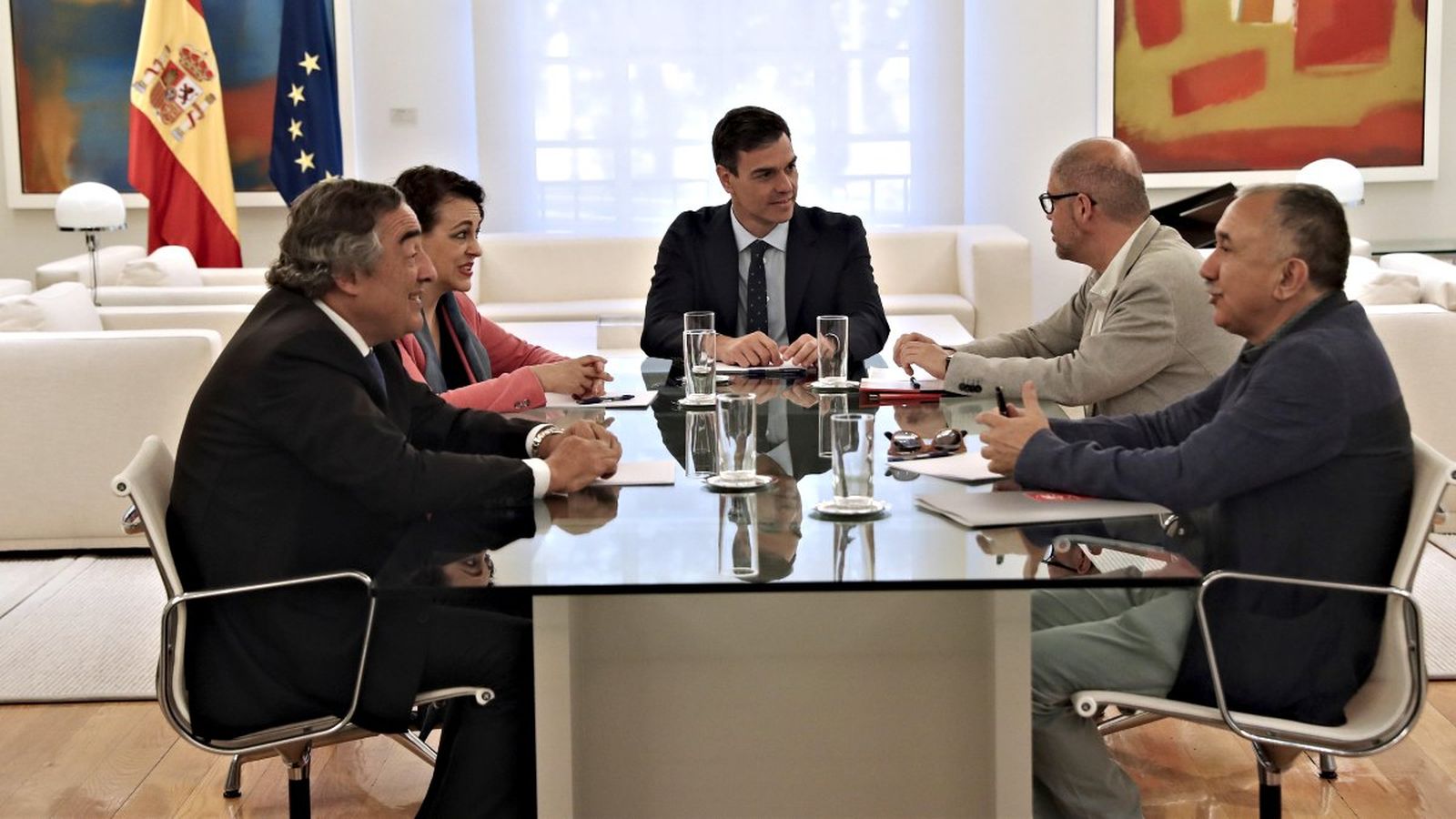 El president del Govern, Pedro Sánchez i la ministra de Treball, Magdalena Valerio acompanyen el president de la CEOE Joan Rosell (esquerra), i els secretaris generales d'UGT Pepe Álvarez (dreta) i CCOO Unai Sordo (segon per la dreta) durant la reunió al Palau de La Moncloa