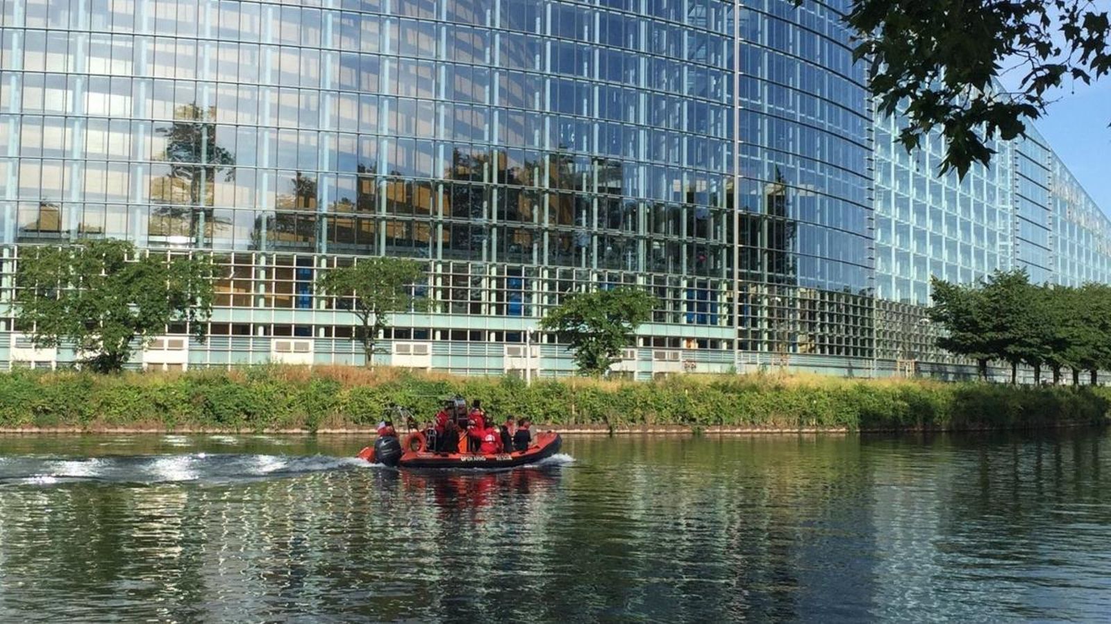 La llanxa de l'ONG que ha desembarcat al Parlament Europeu per a protestar a la seu d'Estrasburg per la criminalització i els "atacs que pateixen les ONG de vigilància i salvament"