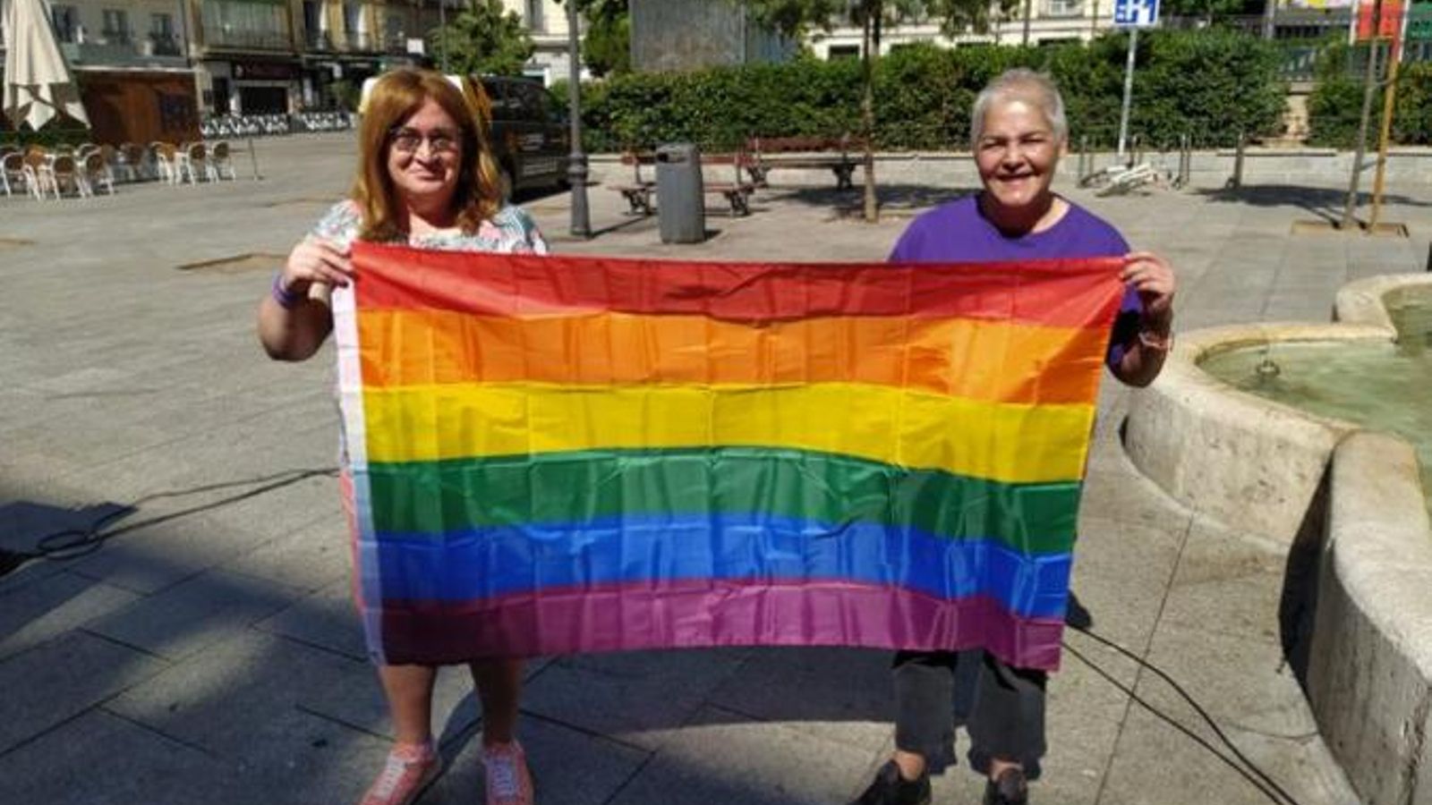 Carmen García de Merlo i Uge Sangil durant la roda de premsa a la plaça Pedro Zerolo de Madrid