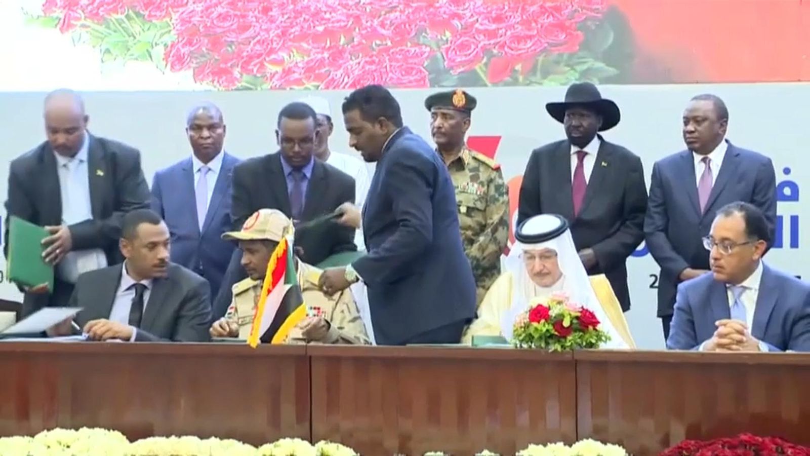 Signatura de l'acord entre el vicepresident del Consell Militar Transitori i el representant de la coalició opositora.