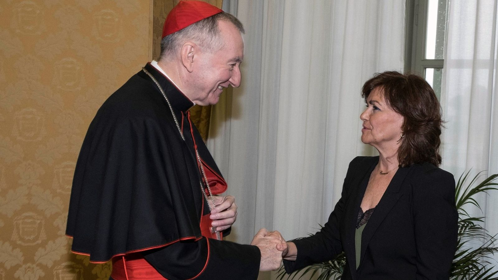 El secretari d'Estat de la Santa Seu Pietro Parolin, i la ministra de Presidència del govern espanyol Carmen Calvo, reunits al Vaticà. EFE
