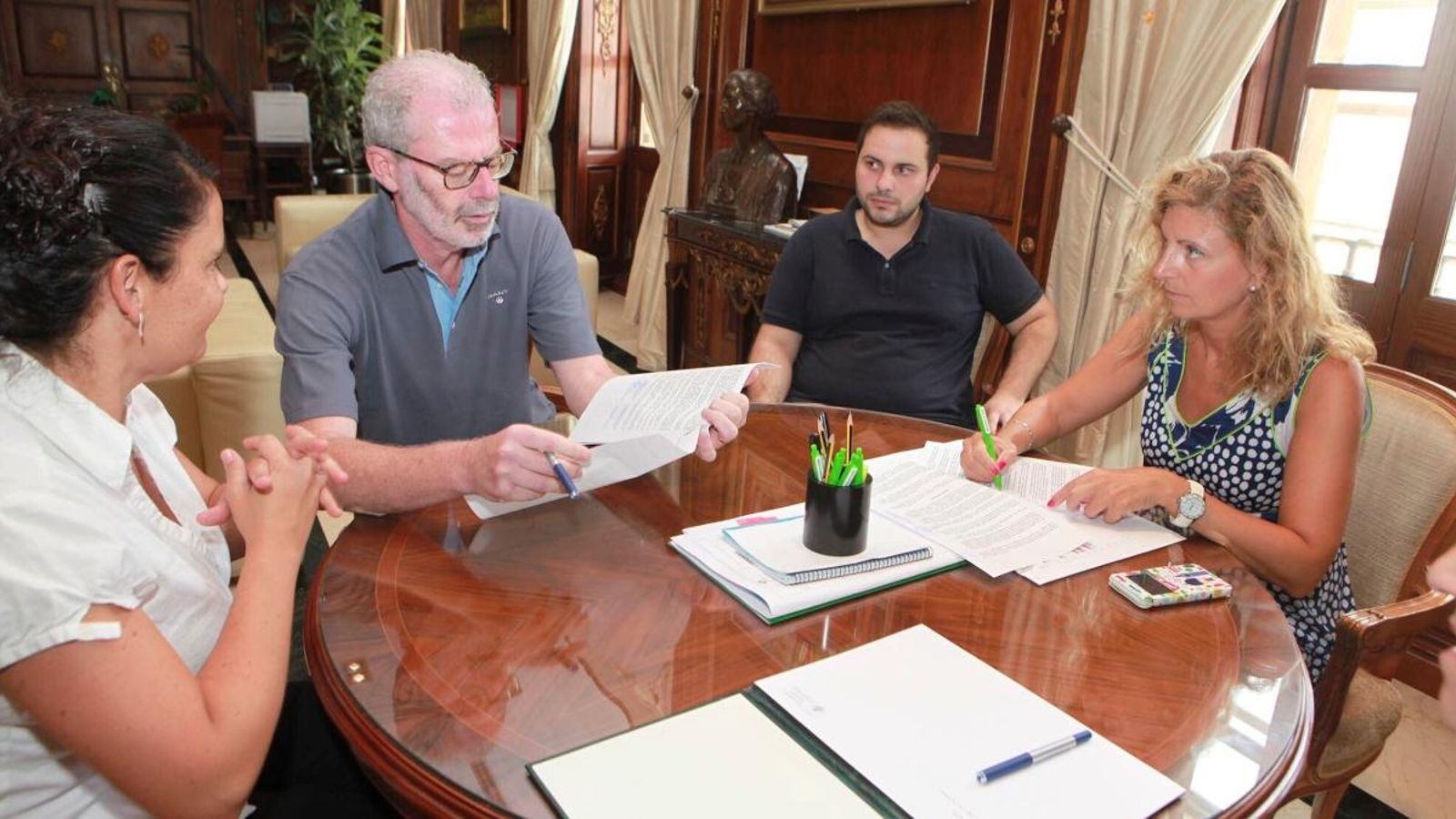 L'alcaldesa de Castelló, Amparo Marco, signa el conveni de col·laboració de 50.000 euros amb l’ONGD Comité Espanyol de l'Unrwa.