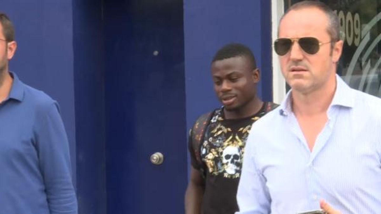 Moses Simon ix de les oficines del club