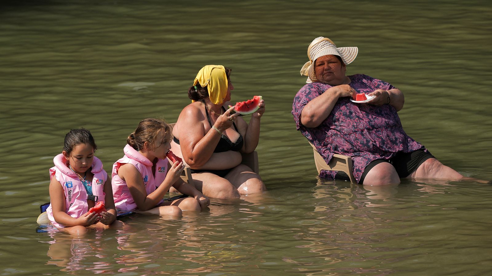 Una família tracta de combatre la calor a Kosovo