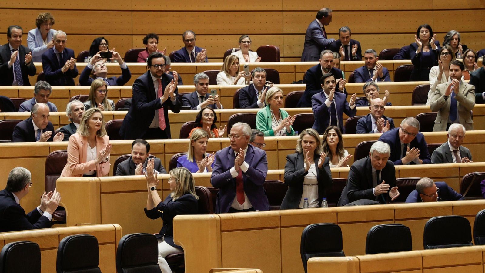Els senadors i senadores populars celebren el veto a la llei d'amnistia