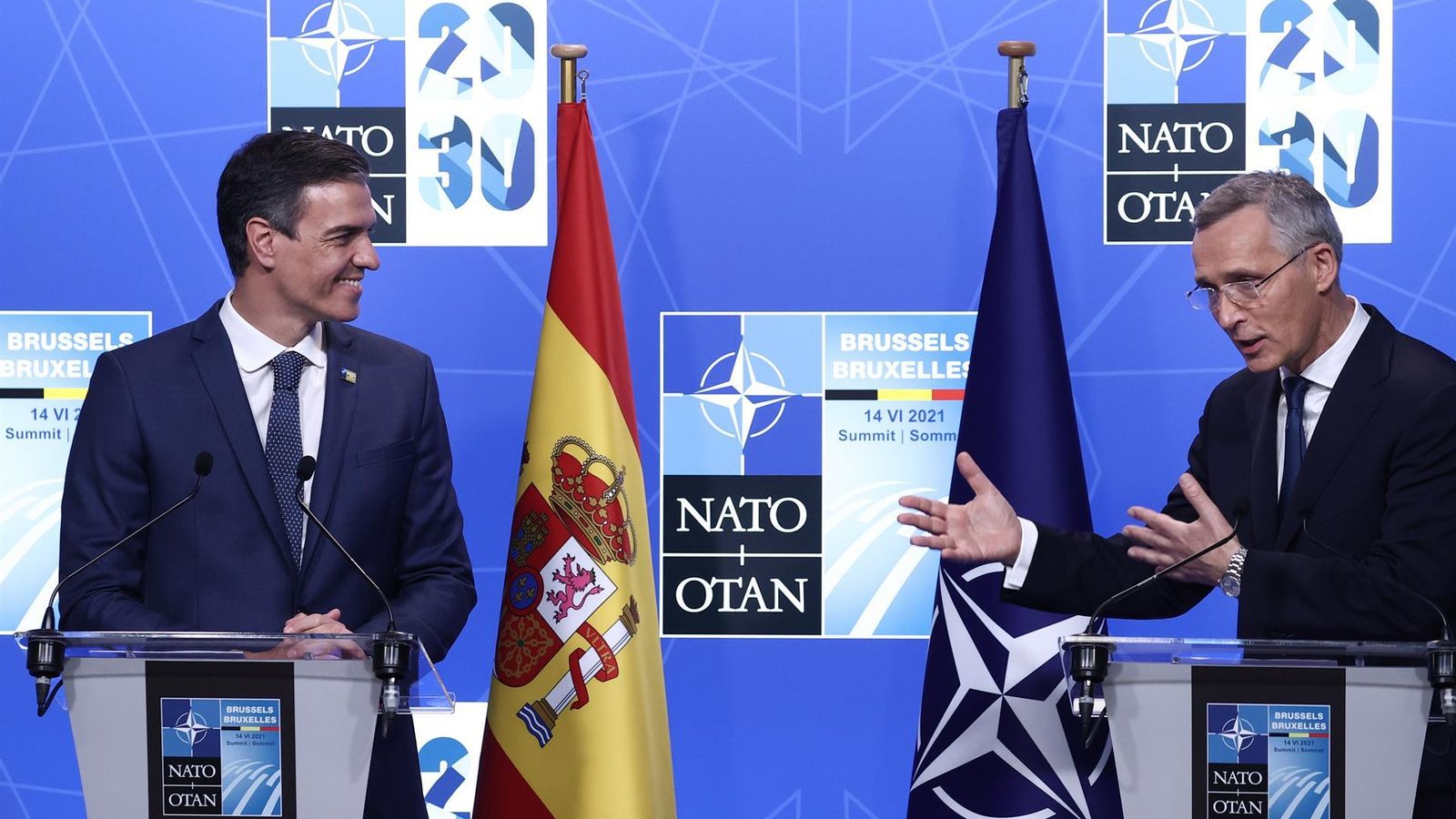 El president Pedro Sánchez compareix acompanyat del secretari general de l'OTAN Jens Stoltengerg.