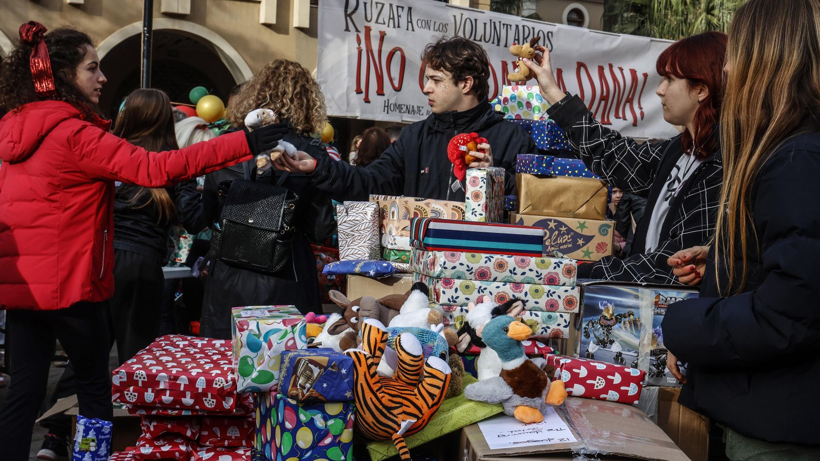 Repartiment de regals durant la cavalcada solidària a Paiporta