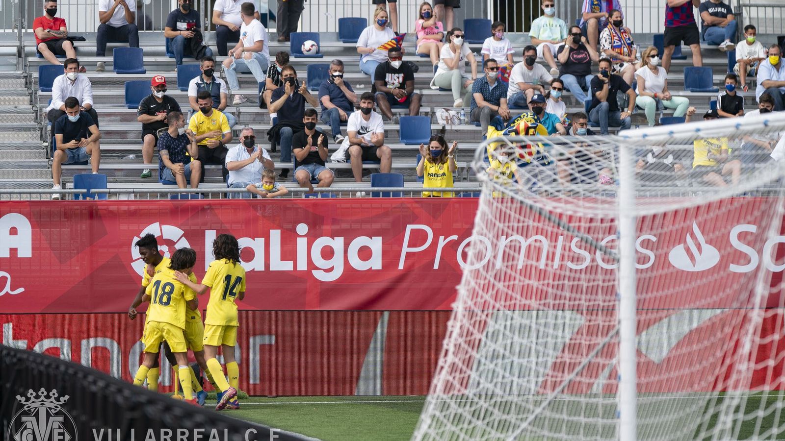 Els jugadors groguets celebren un dels gols