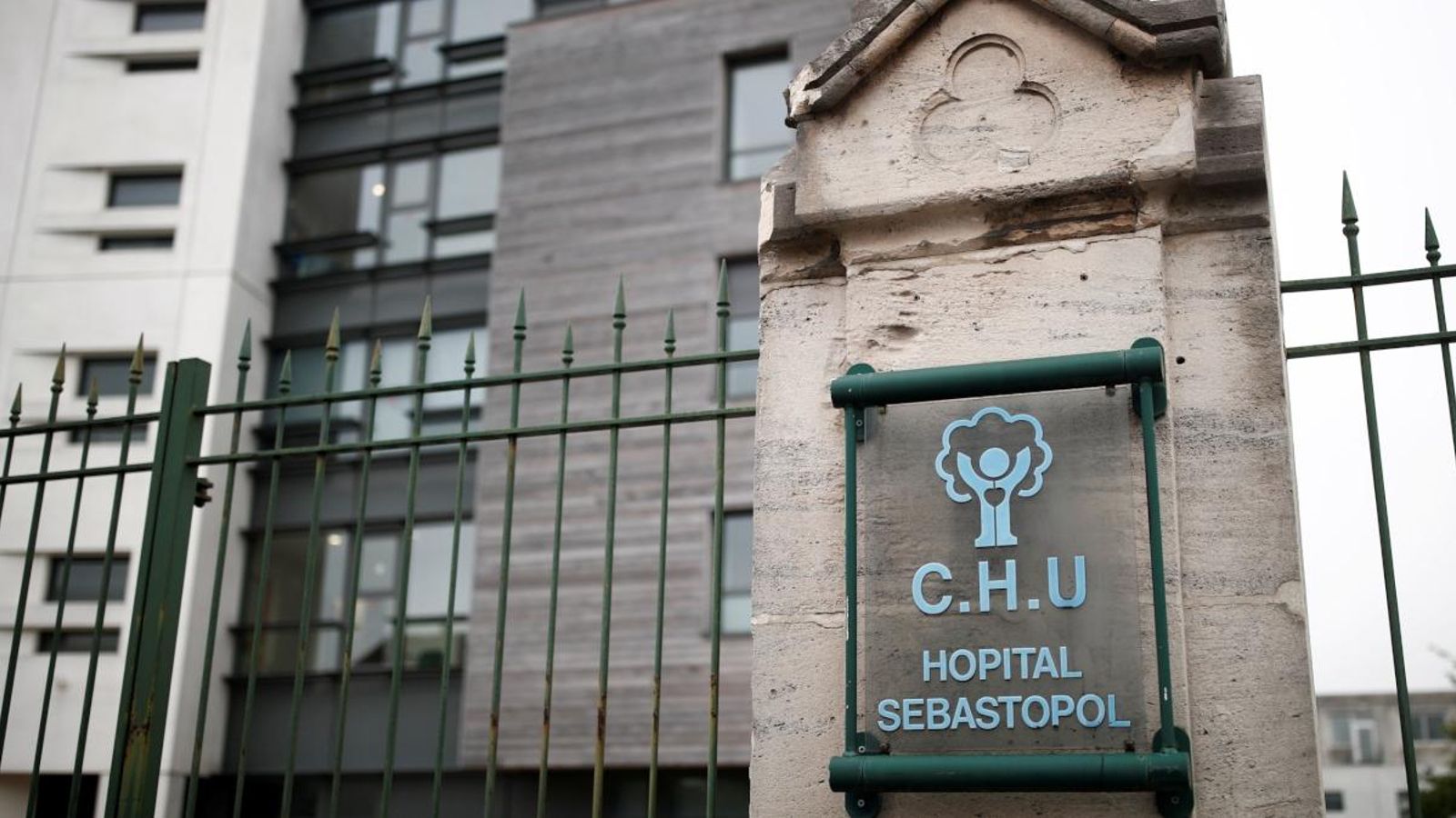 Façana de l'hospital en què es troba Vincent Lambert