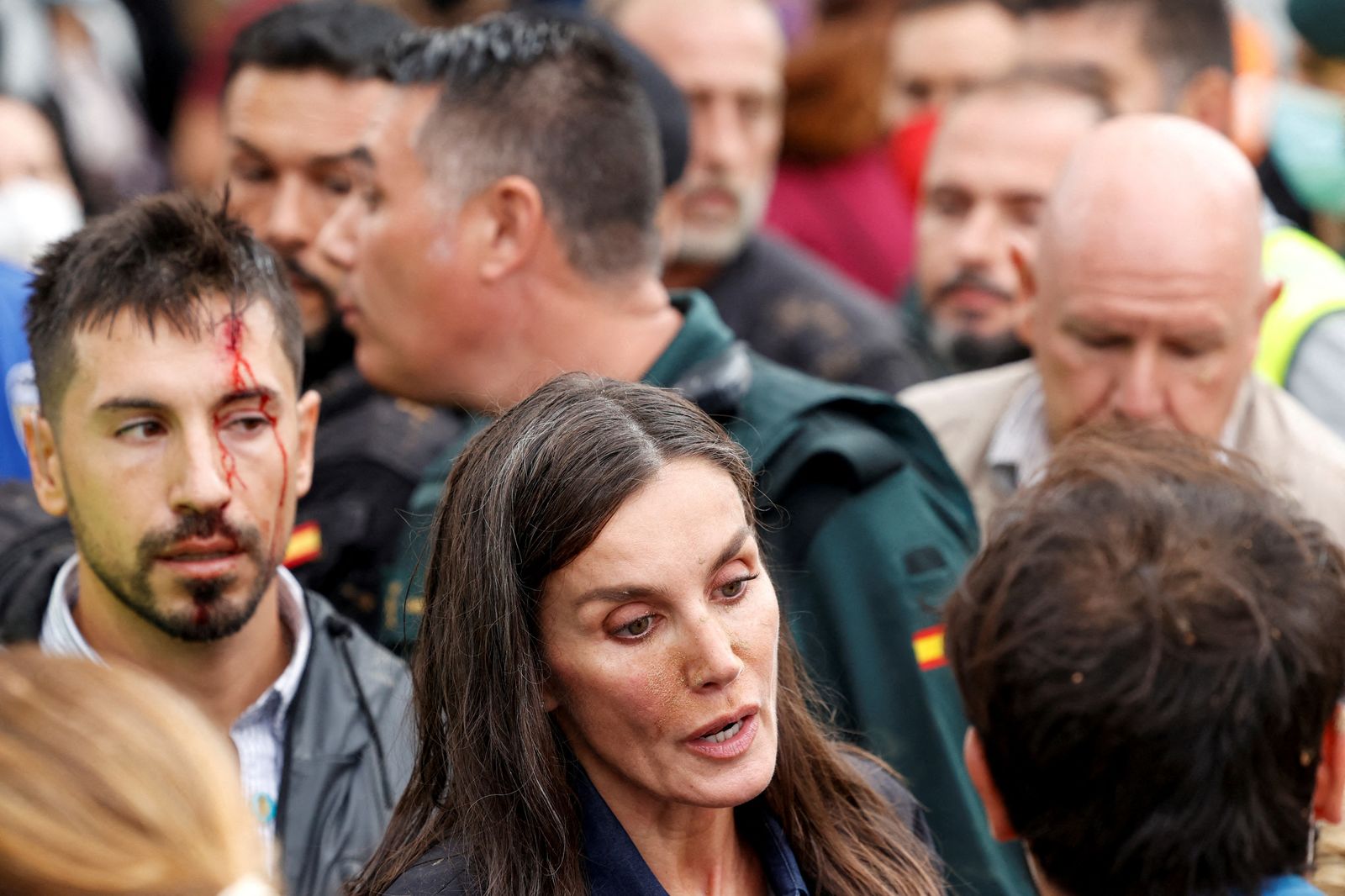 La reina Letícia, tacada de fang, i un dels escortes, amb un trau al front