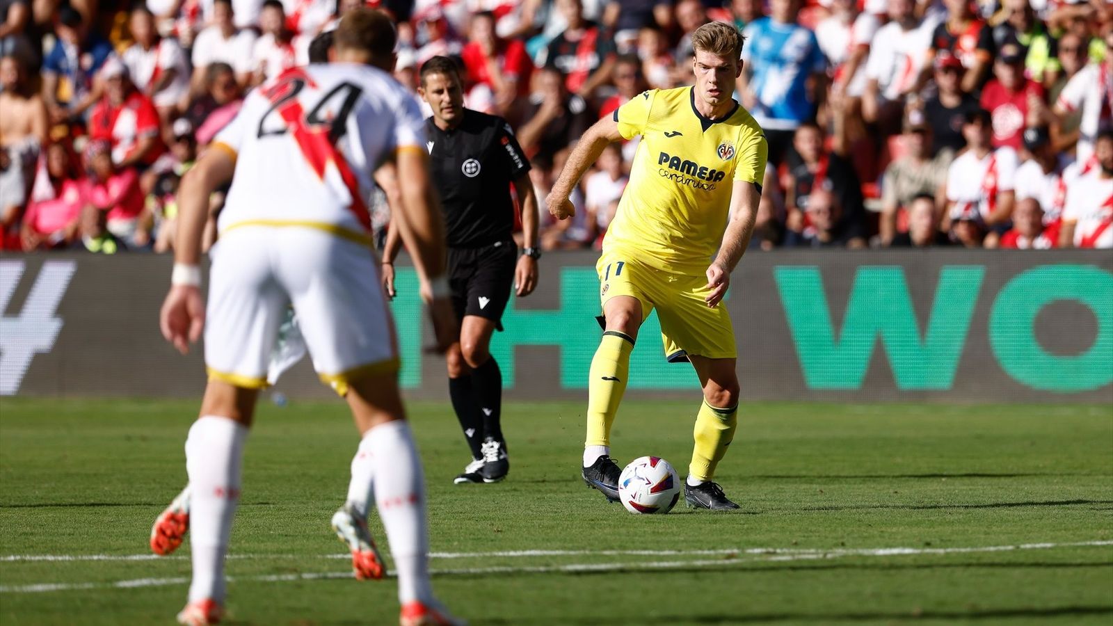 Sorloth, en una acció del partit