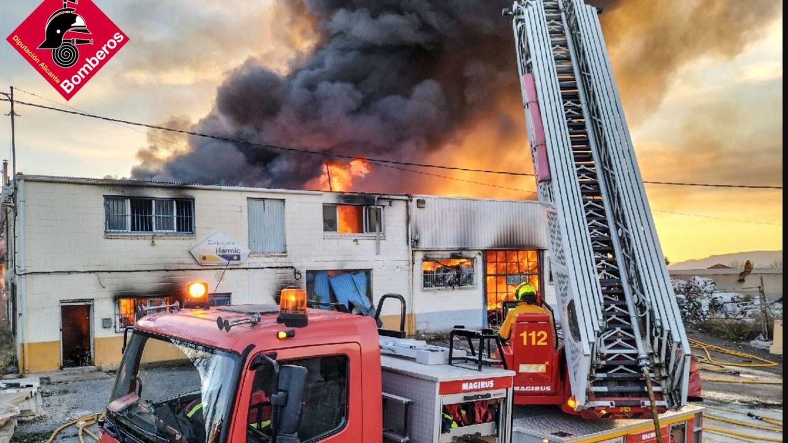 Un moment de la lluita contra el foc a Biar, dijous passat