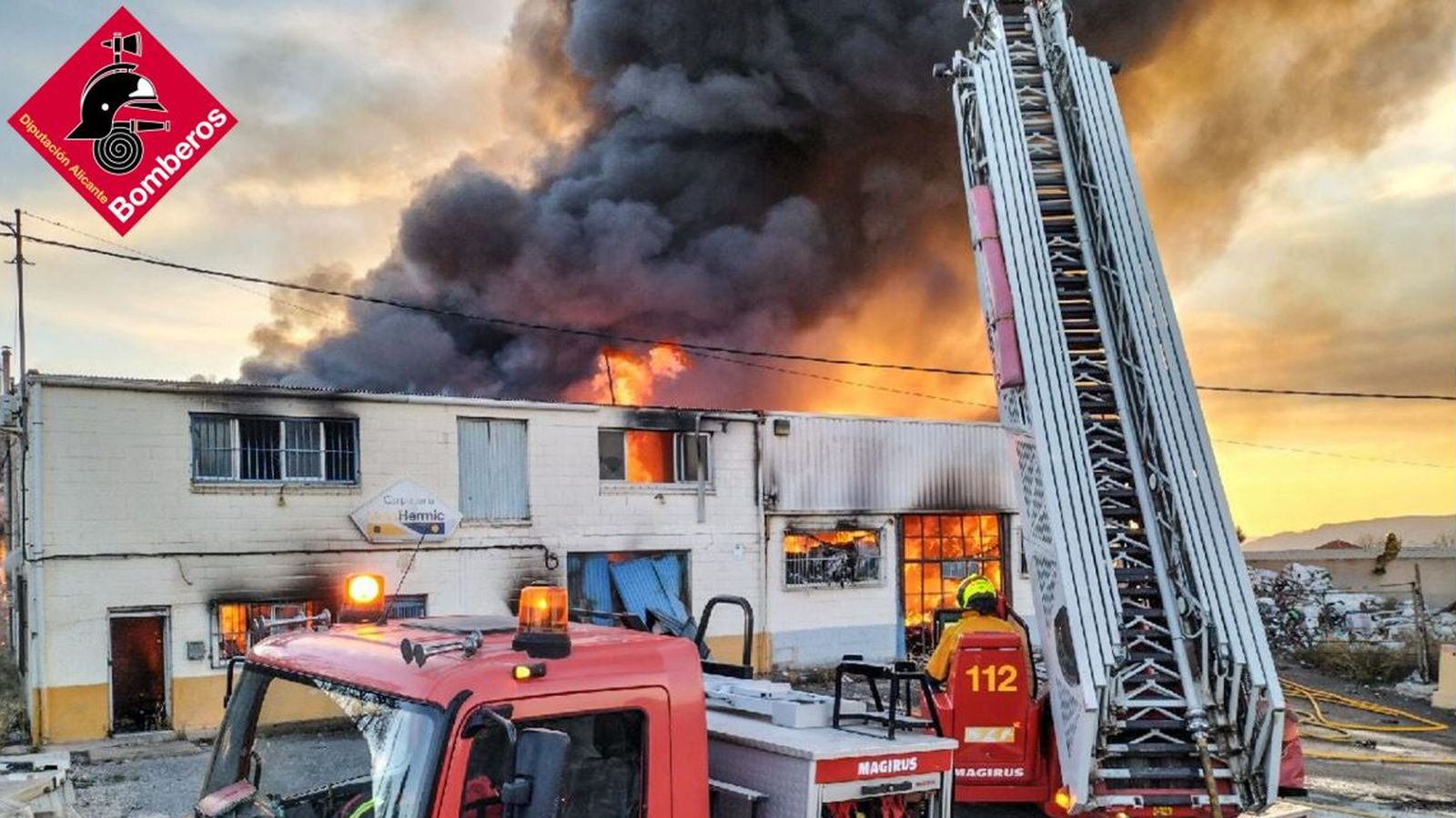 Un moment de la lluita contra el foc a Biar, dijous passat
