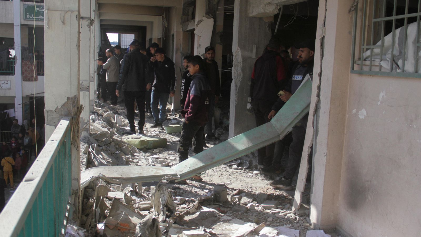 Atac israelià contra una escola que alberga a persones desplaçades a la ciutat de Gaza