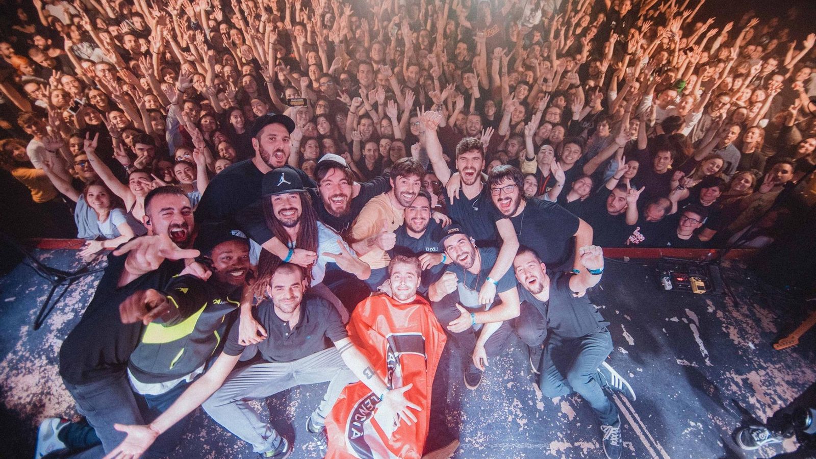 El grup auxili sobre l'escenari en 2020, abans de la pandèmia