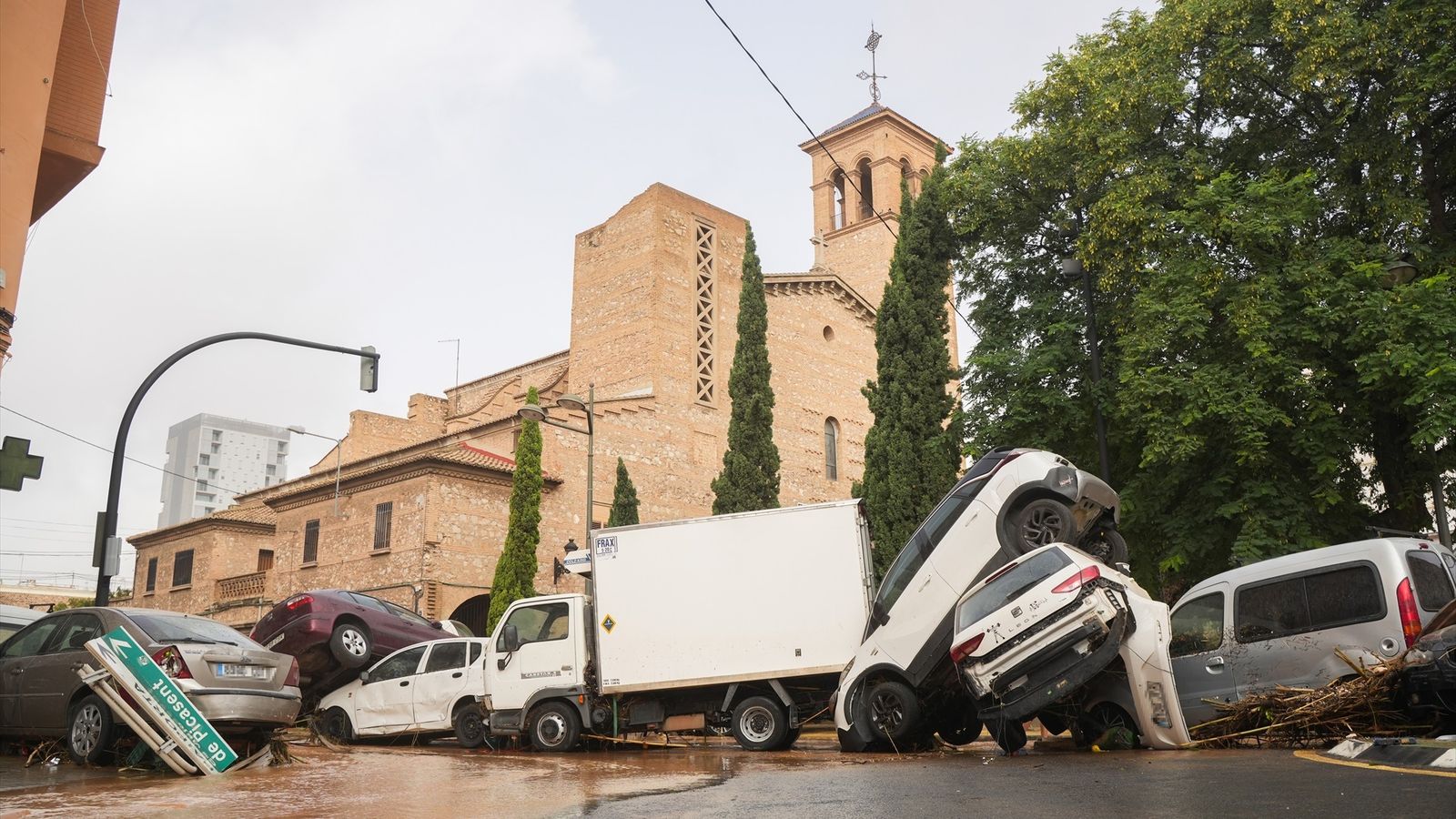 Vehicles apilats a la pedania de la Torre (València)