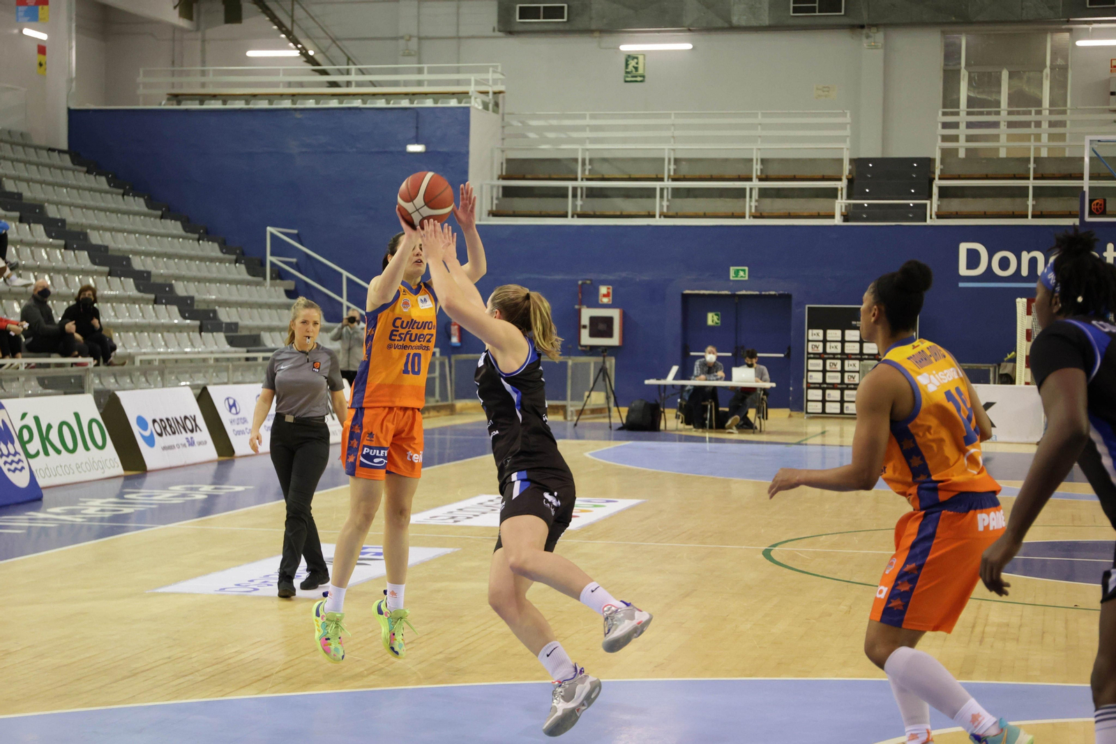 Llançament de la jugadora taronja Leti Romero en el transcurs del partit contra l'Euskotren