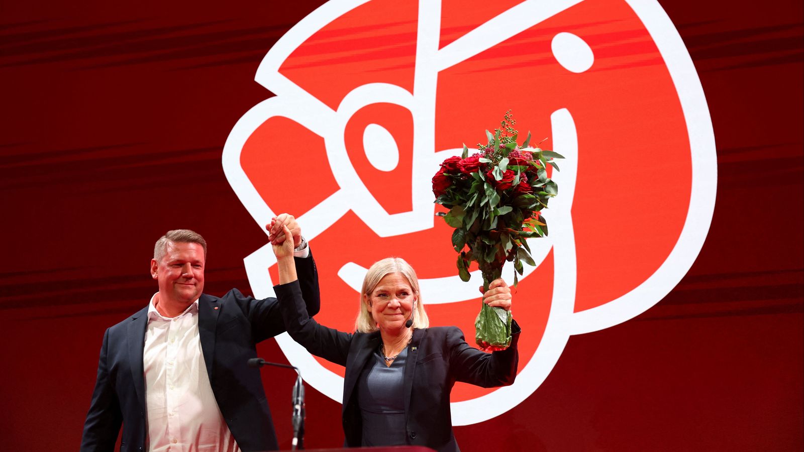 La líder socialdemòcrata Magdalena Andersson i el secretari del partit, Tobias Baudin, este diumenge