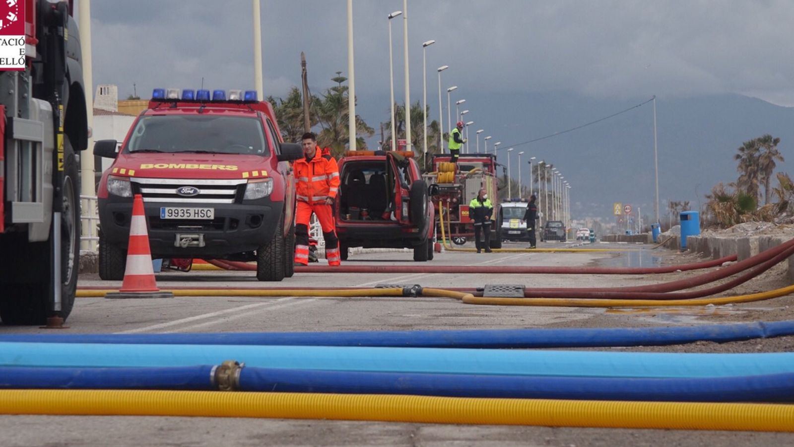Equips d'extracció d'aigua que treballen a la platja d'Almassora