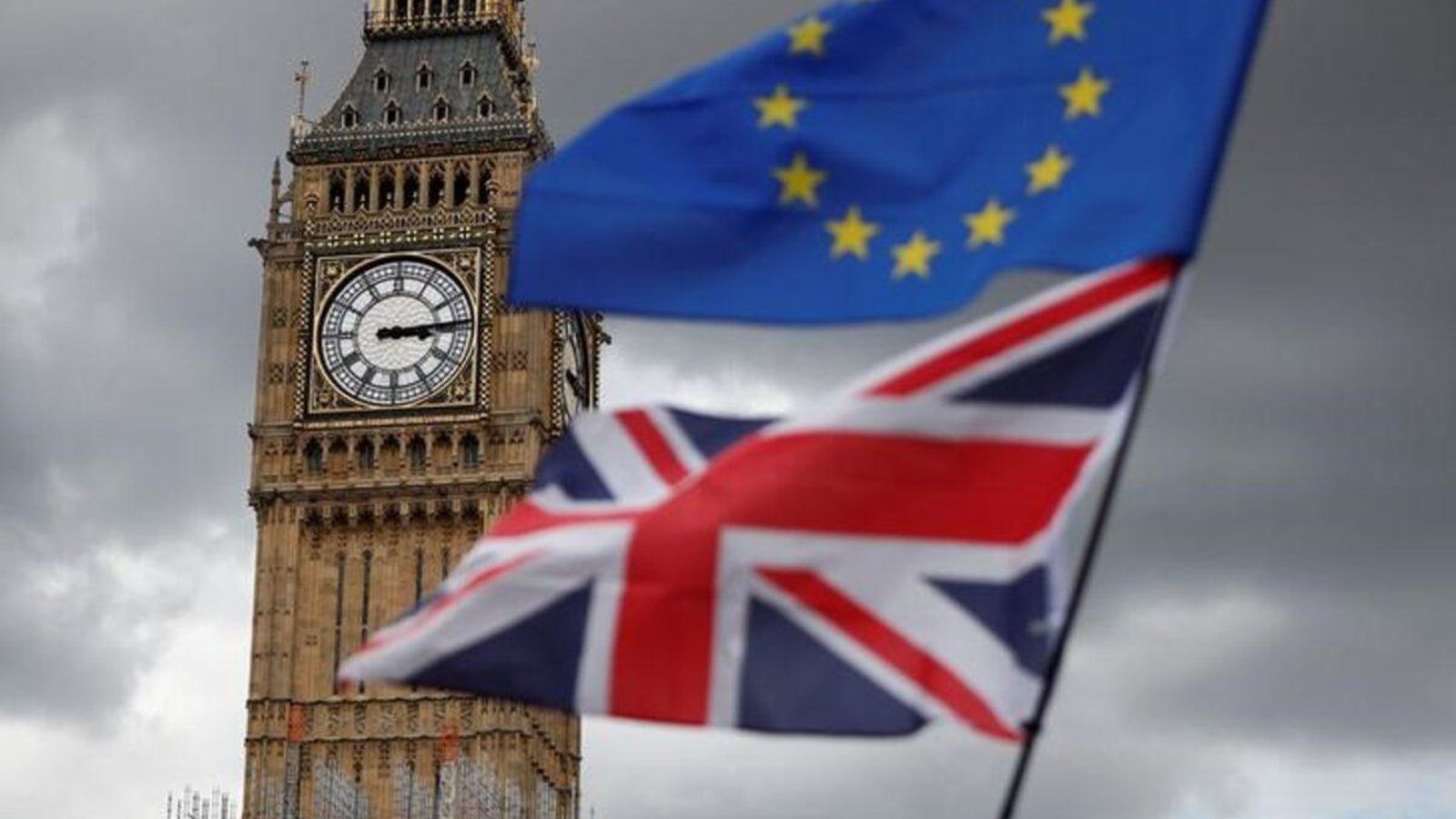 Imatge d'arxiu de les banderes del Regne Unit i de la UE prop del Big Ben a Londres