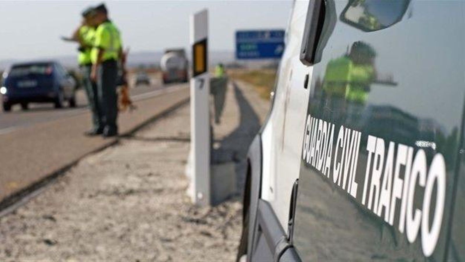 Un control de la Guàrdia Civil de Trànsit en una imatge d'arxiu