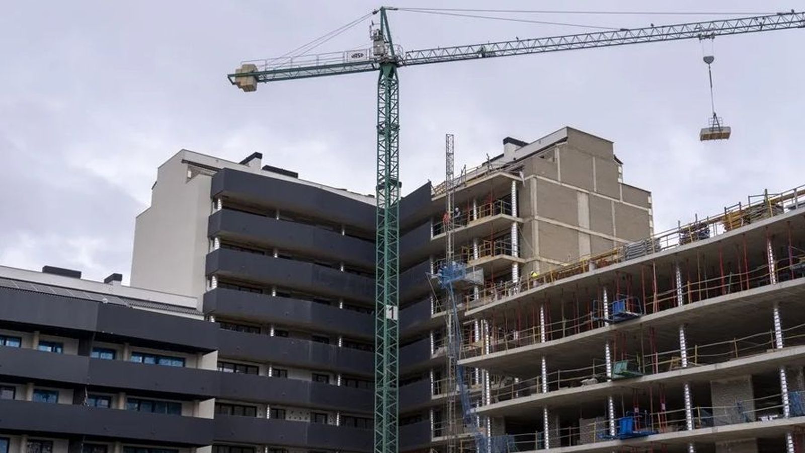 Vista d'un edifici d'habitatges en construcció