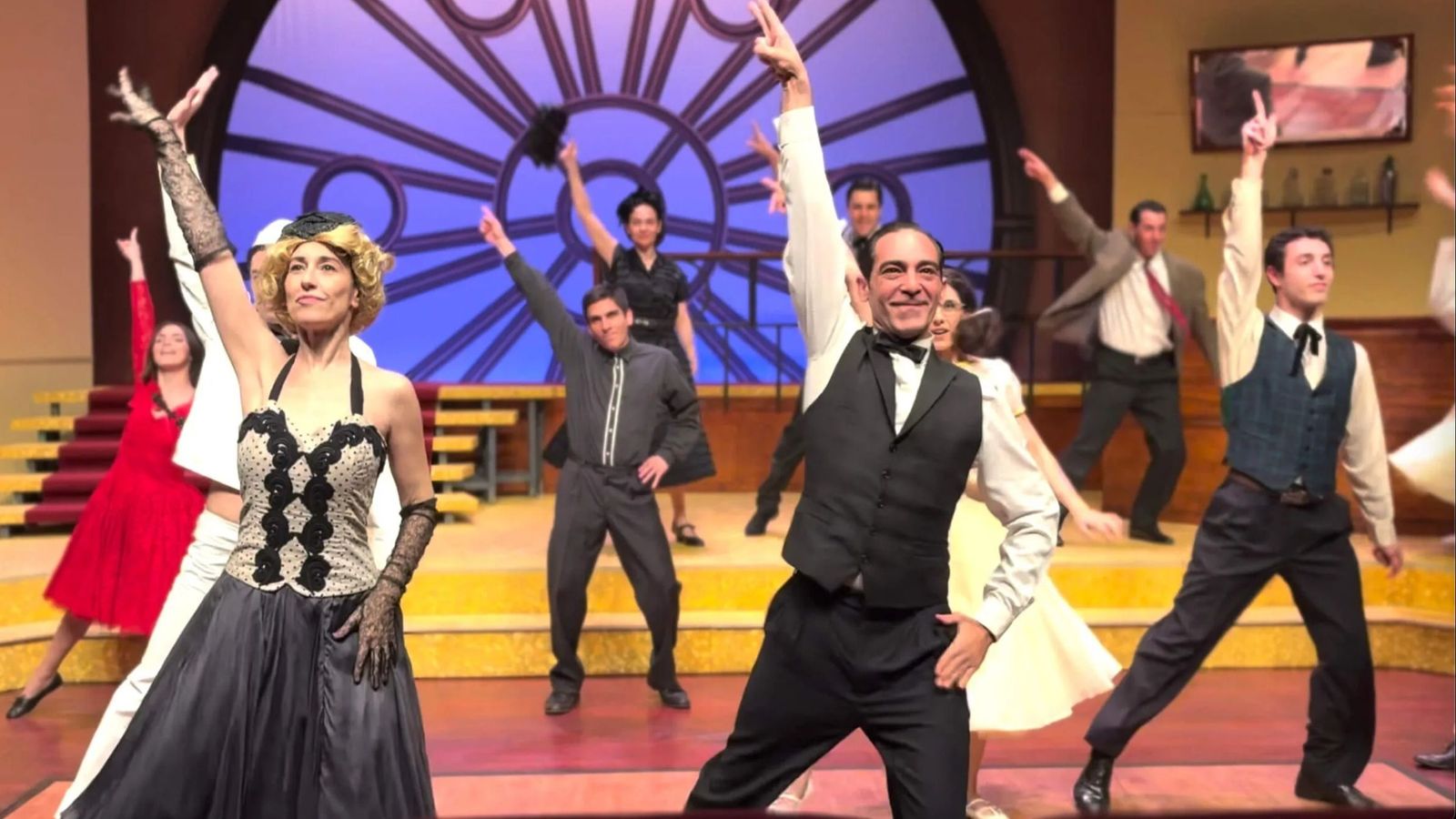 Una de les escenes del musical 'Ballant, ballant', la producció del Micalet que més nominacions concentra