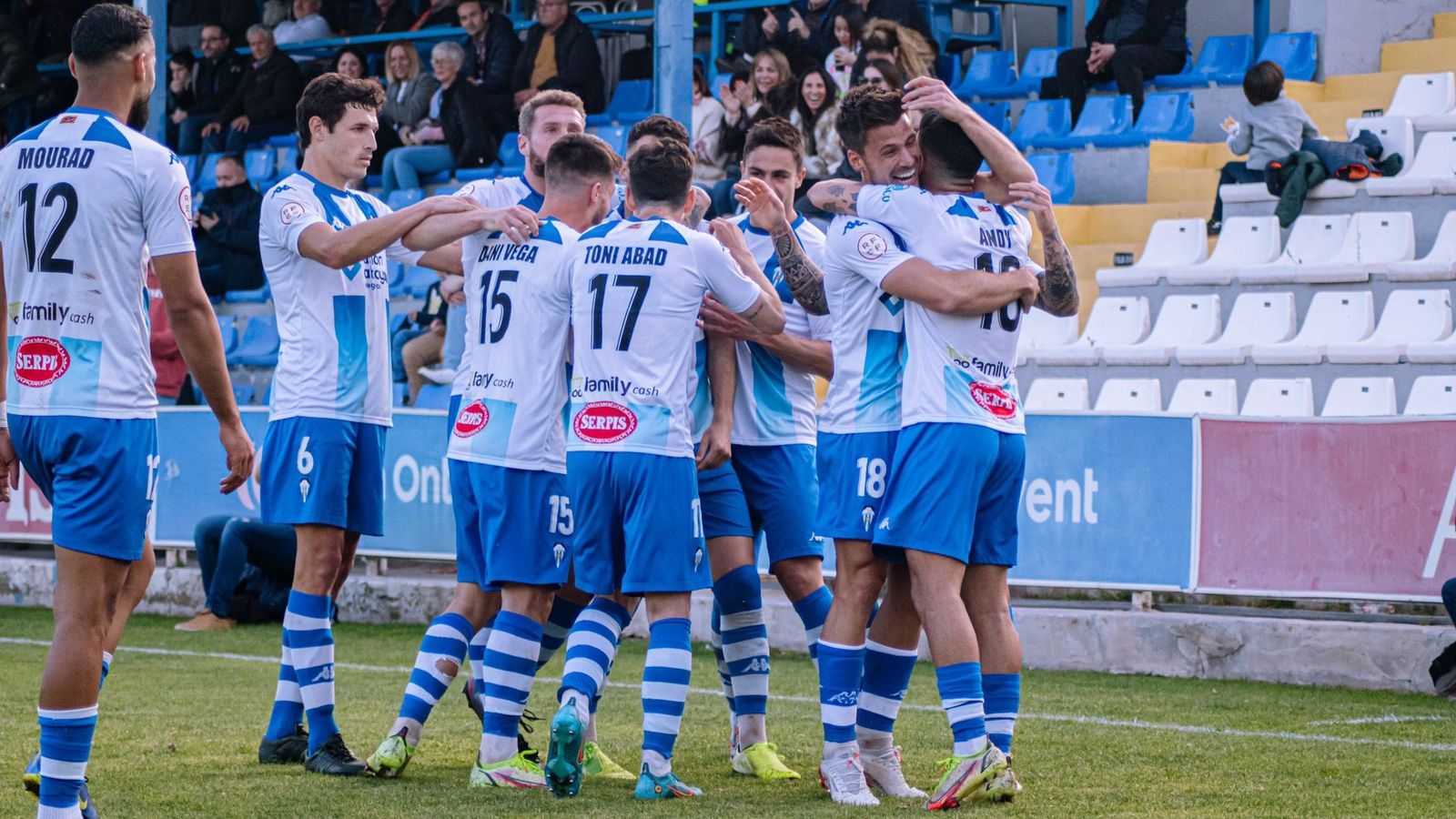 Els jugadors de l'Alcoià celebren un gol