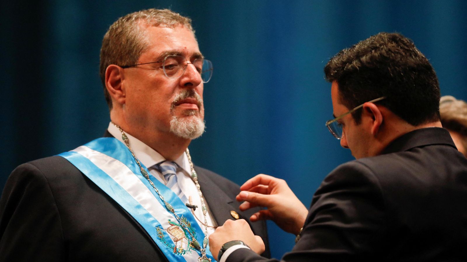 El nou president de Guatemala, Bernardo Álvaro, rep la insígnia com a cap de l'Estat