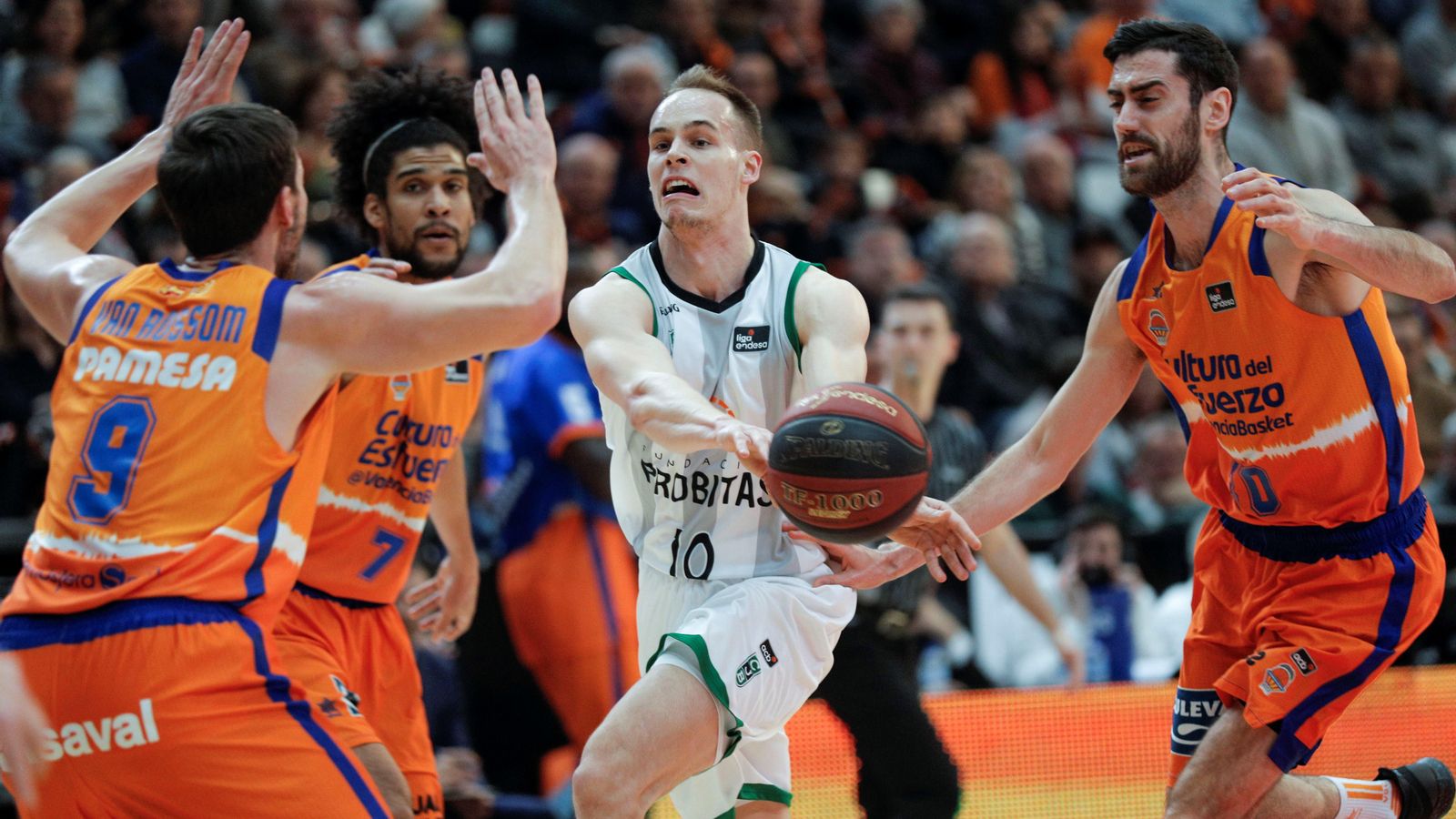 Prepelic intenta avançar contra tres jugadors del València Basket. EFE