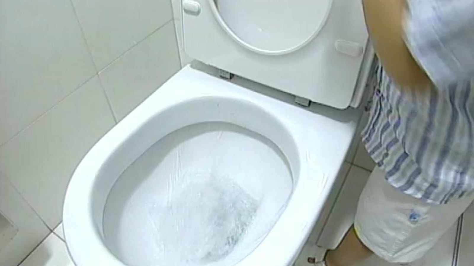 Un xiquet tira de la cadena al bany