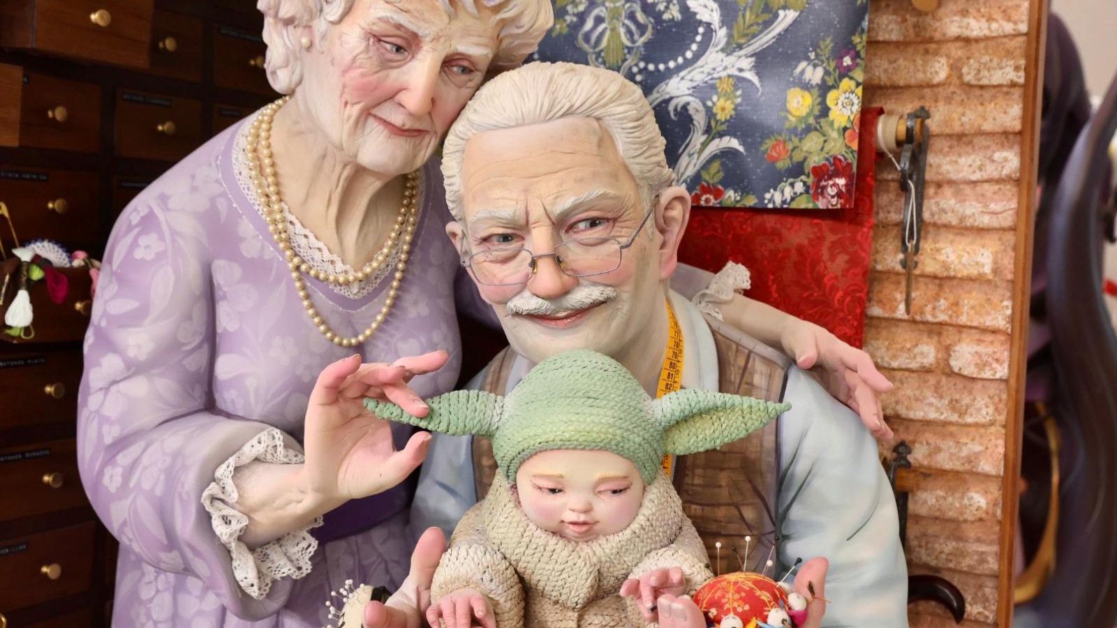 Detall del ninot indultat de les Falles 2022, 'Fantàstika indumentària', de l'artista faller Carlos Carsí García
