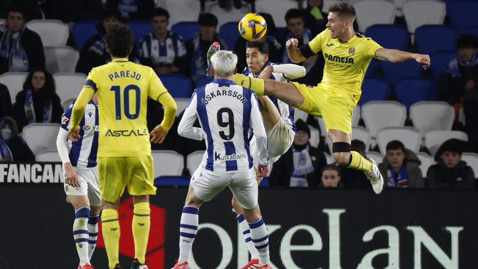 Foyth rebutja una pilota al camp de la Reial Societat