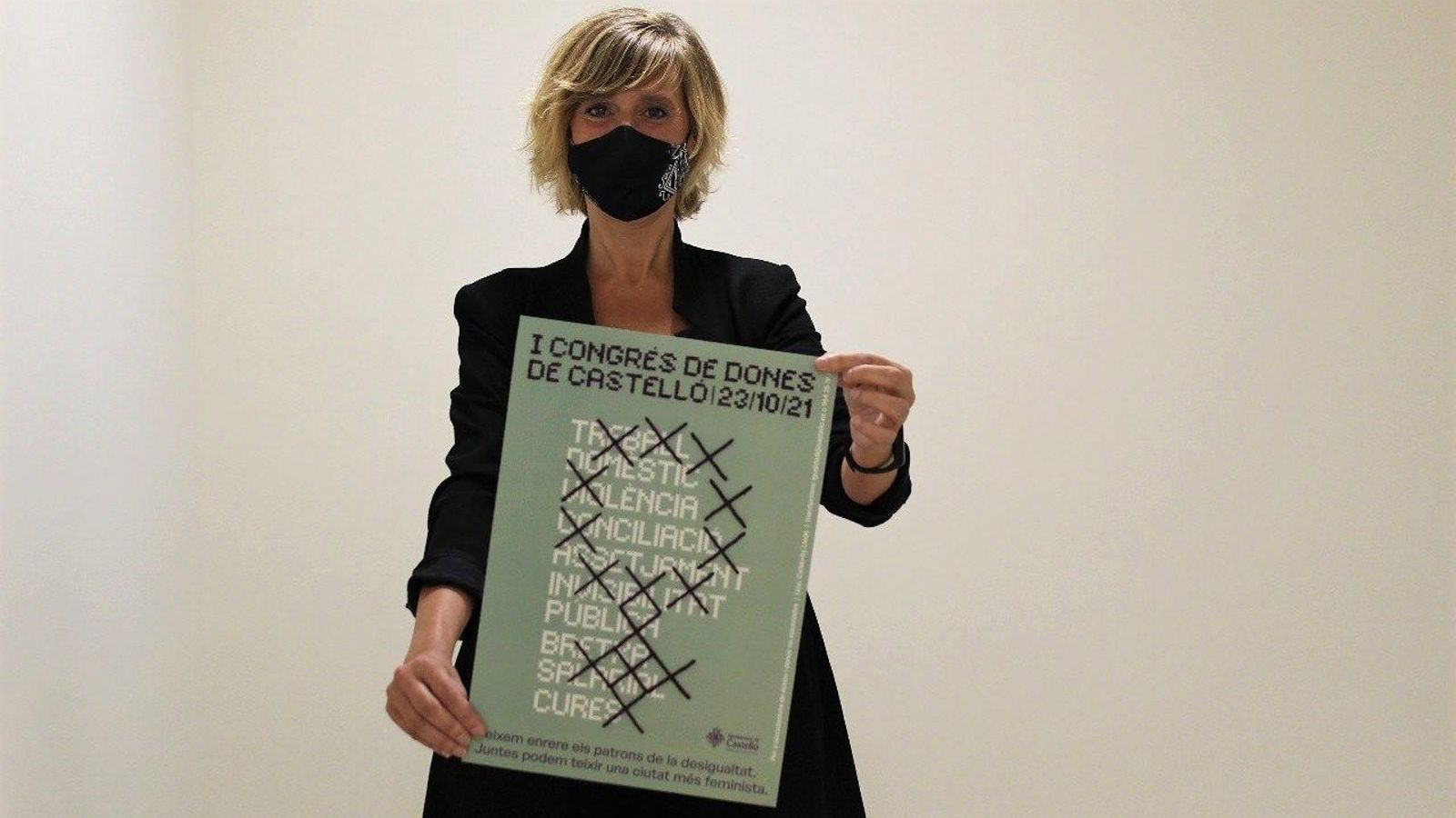 La regidora de Feminisme de l'ajuntament de Castelló, Verónica Ruiz, amb el cartell del congrés
