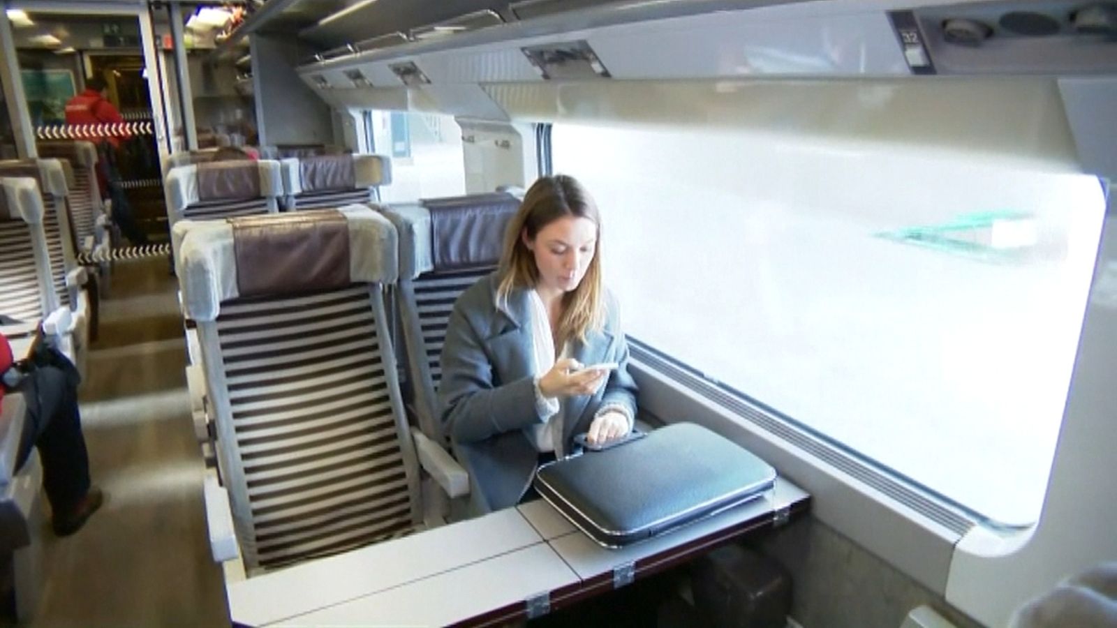 Imatge d'una xica viatjant en tren