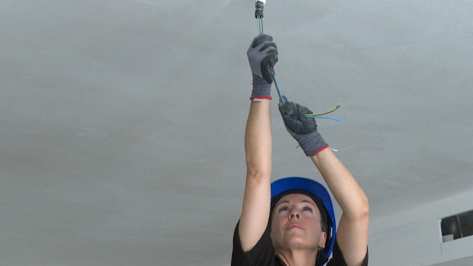 Silvia Senabre, una de les poques dones electricistes al peu de l'obra