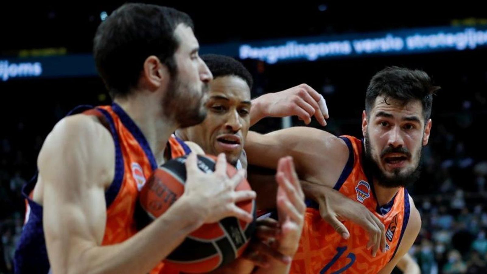 Nikola Kalinic i Guillem Vives, durant un partit d'Eurolliga