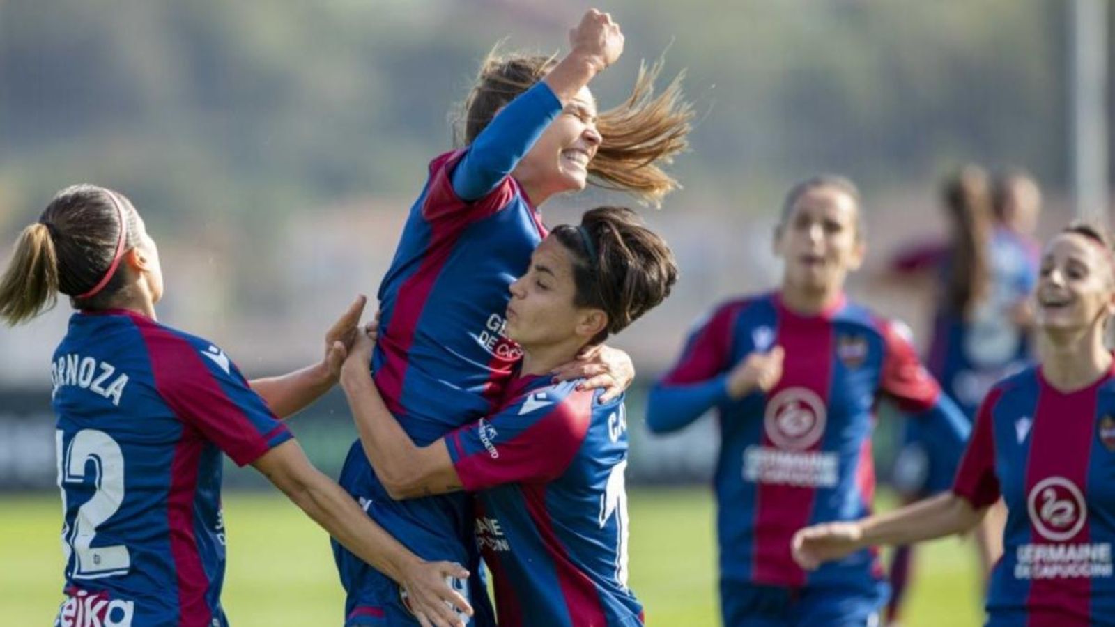 Esther celebra el segon gol del Llevant