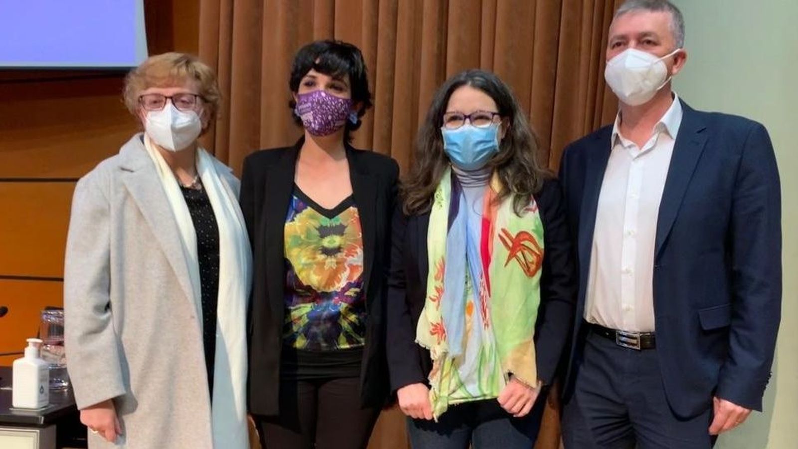 Oltra, segona per la dreta, junt al conseller Climent i altres participants en la jornada sobre les cures on ha participat