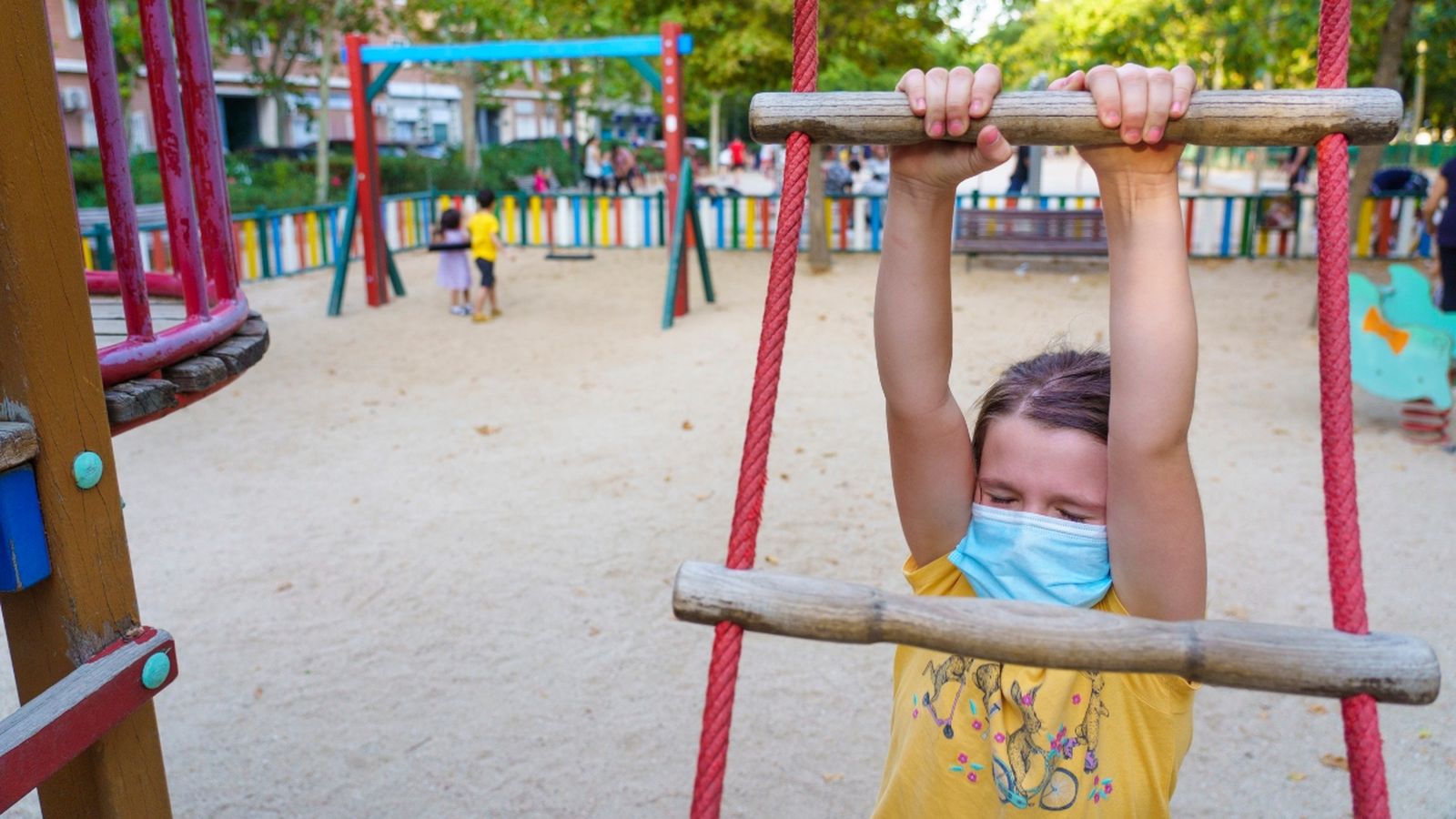 Una xiqueta jugant en un parc infantil, en una imatge d’arxiu
