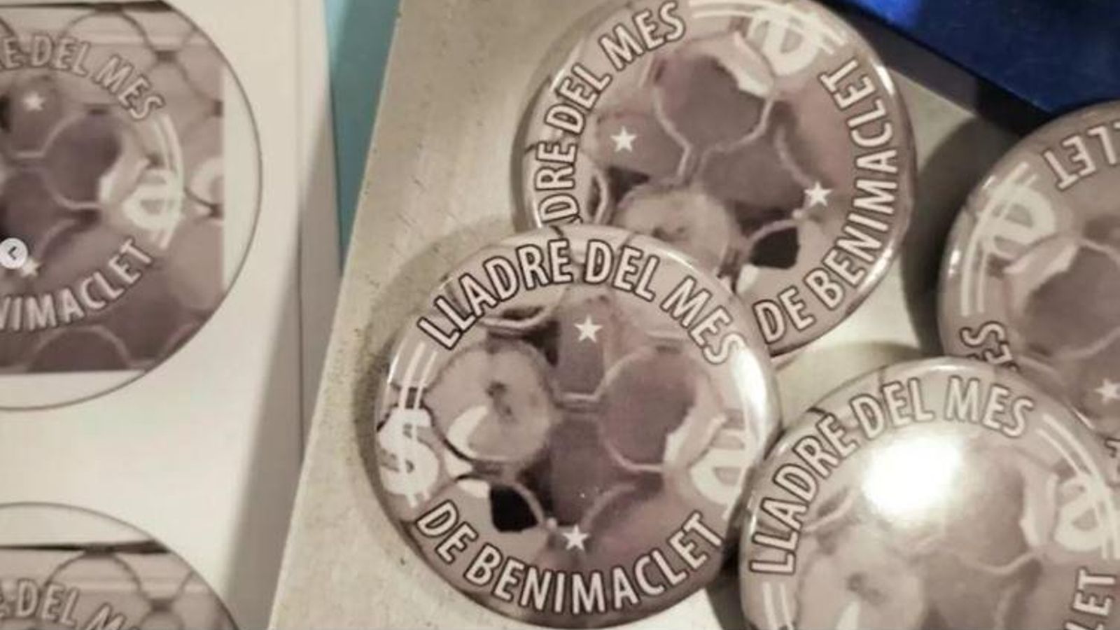 Peñaranda ha creat xapes amb la cara del presumpte lladregot i la frase ‘Lladre del mes’