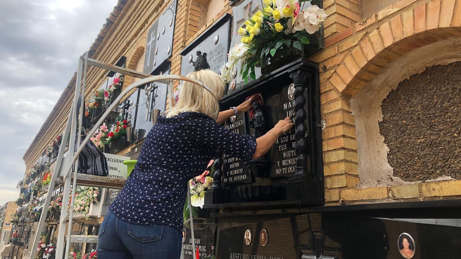 Una dona neteja el nínxol d'un familiar