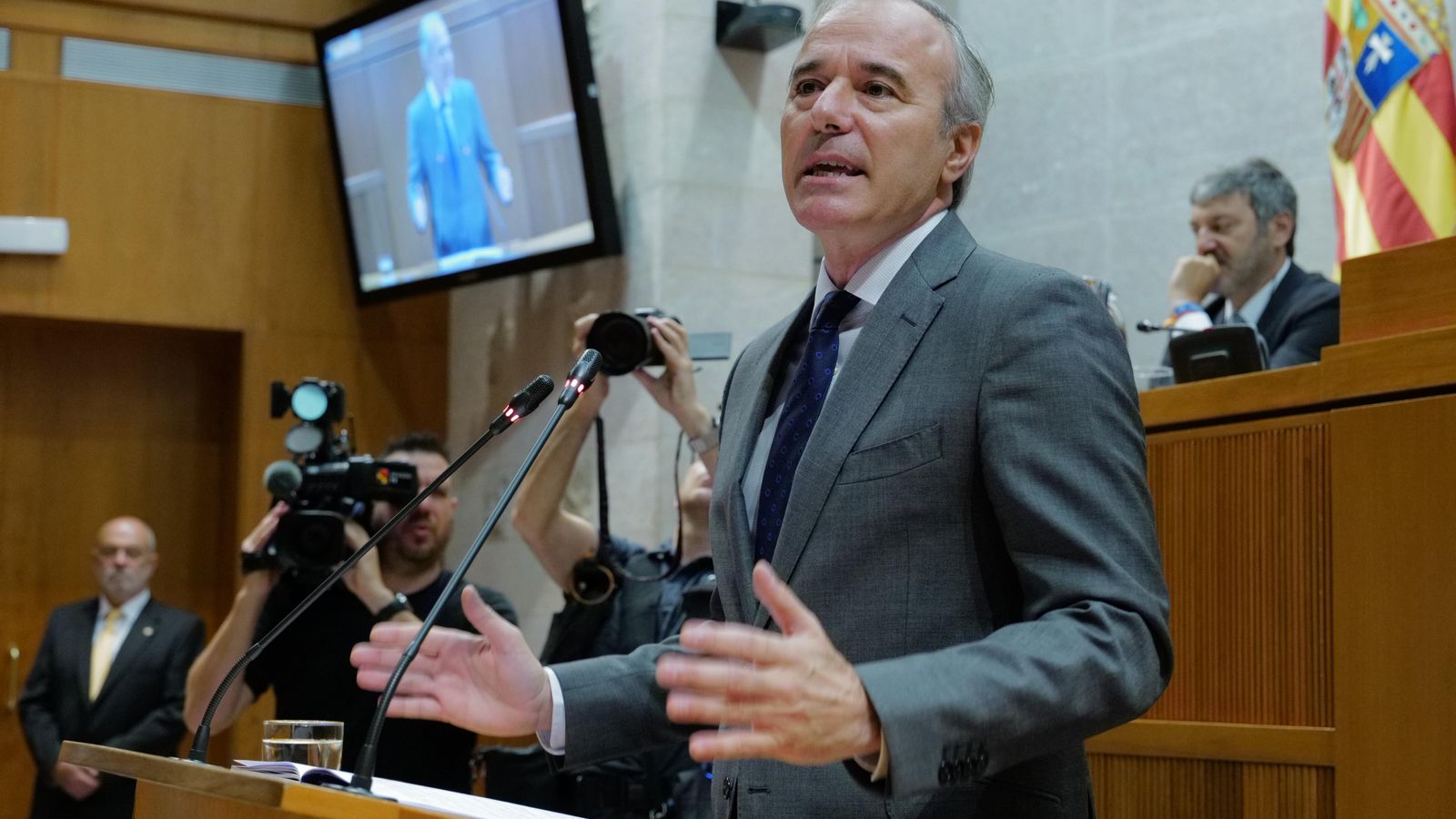 El nou president de les Corts d'Aragó, Jorge Azcón, durante el ple