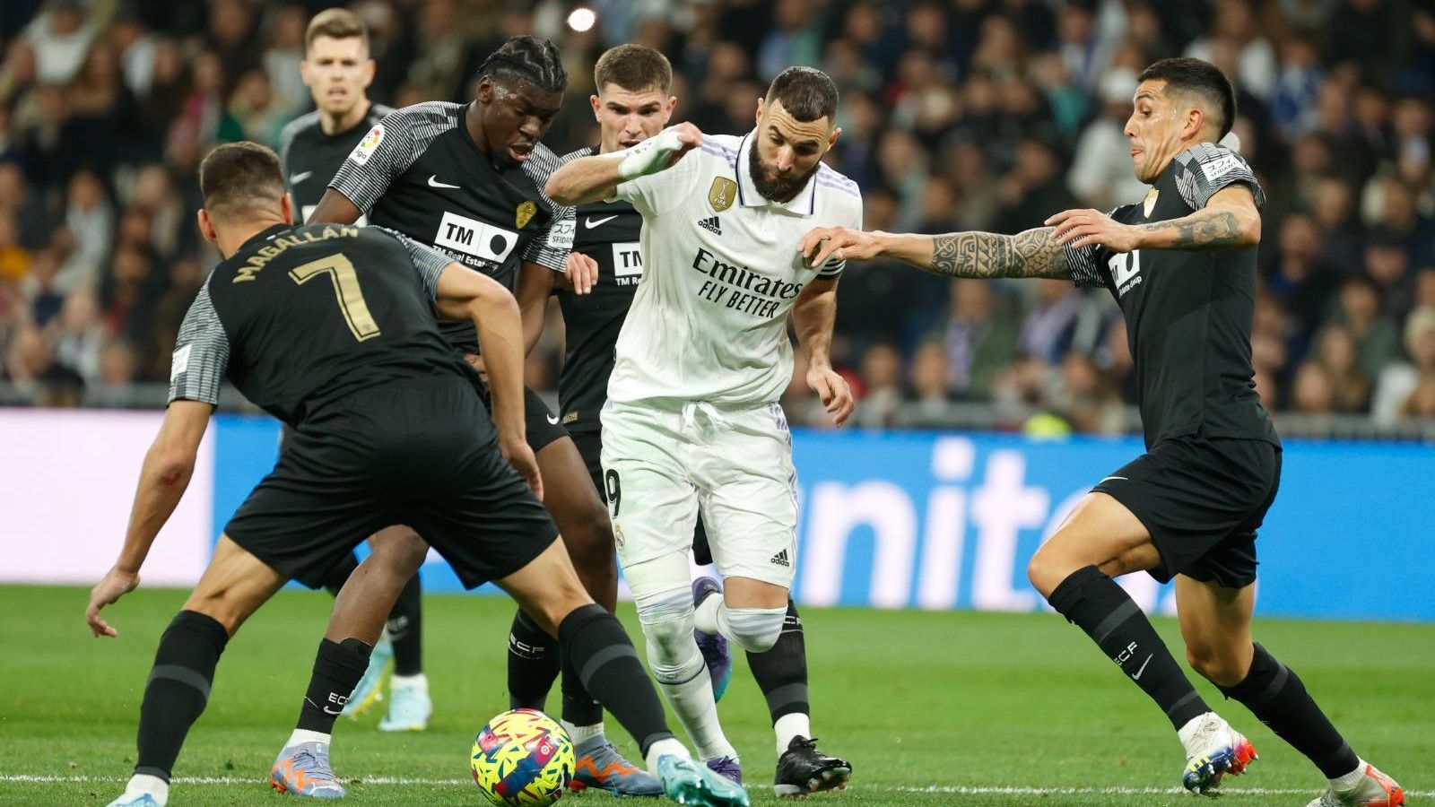 Benzema, entre quatre jugadors de l'Elx