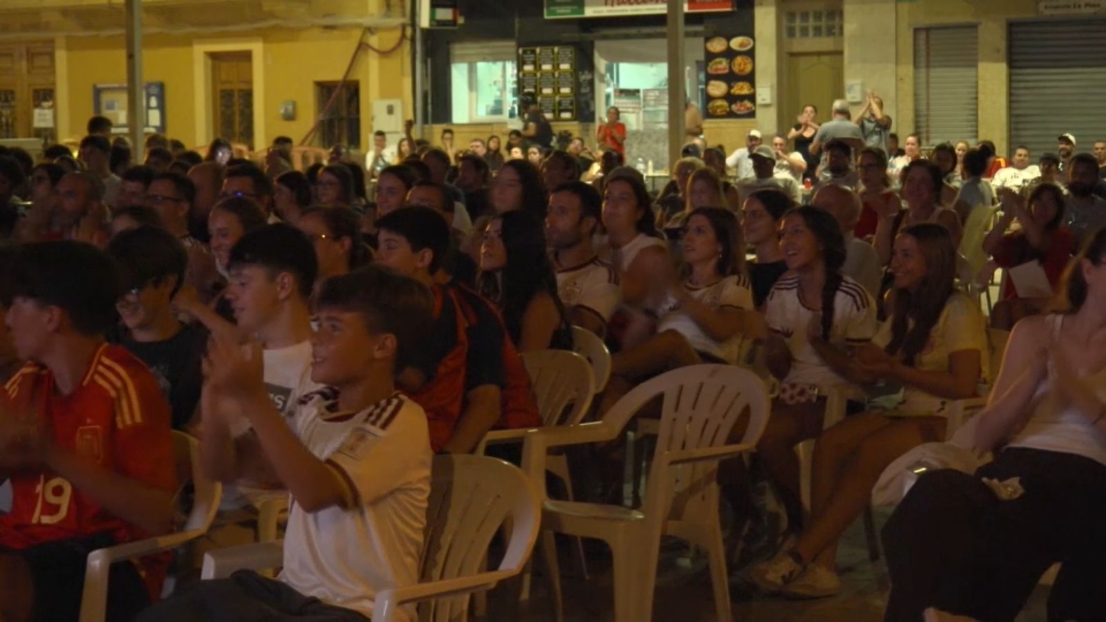 La plaça del poble, plena d'aficionats