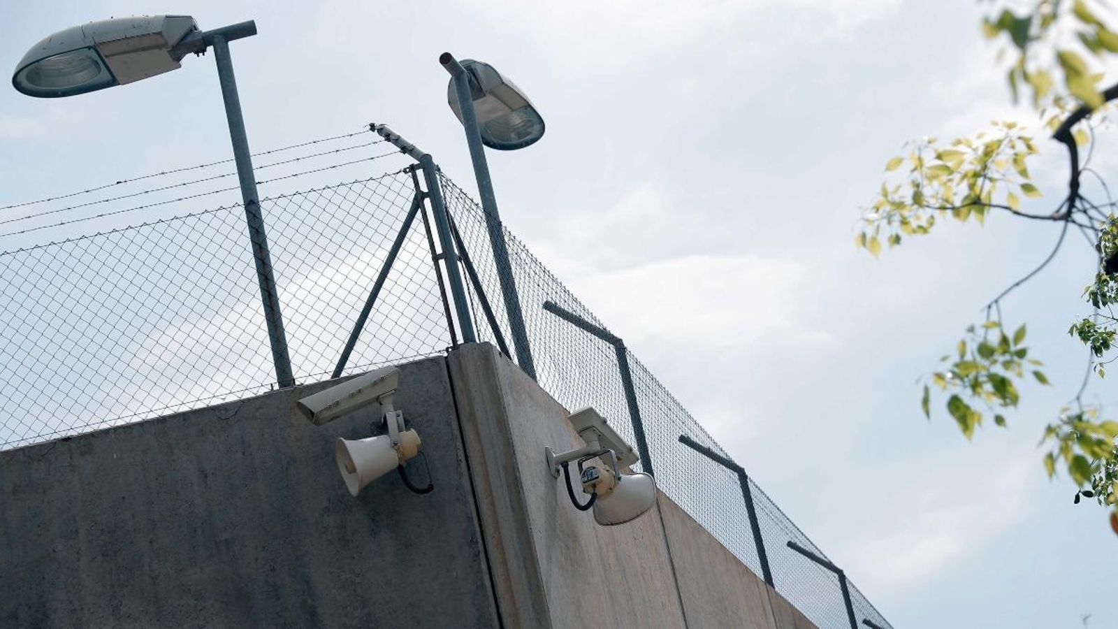 Mur perimetral del centre d'internament d'estrangers de Sapadors