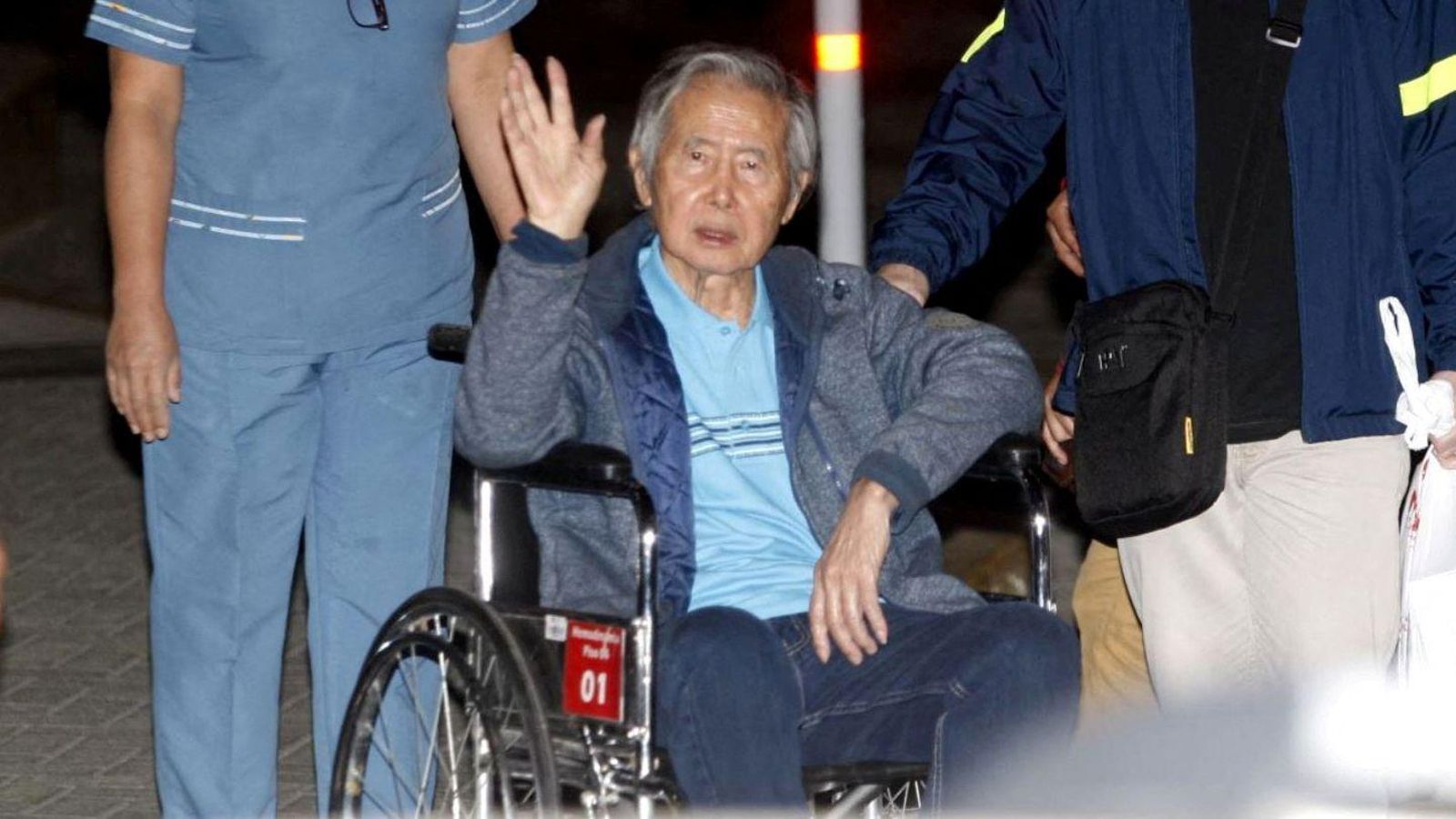 Imatge d'arxiu de l'expresident peruà Alberto Fujimori eixint de l'hospital Centenari a Lima, el Perú, en 2018.