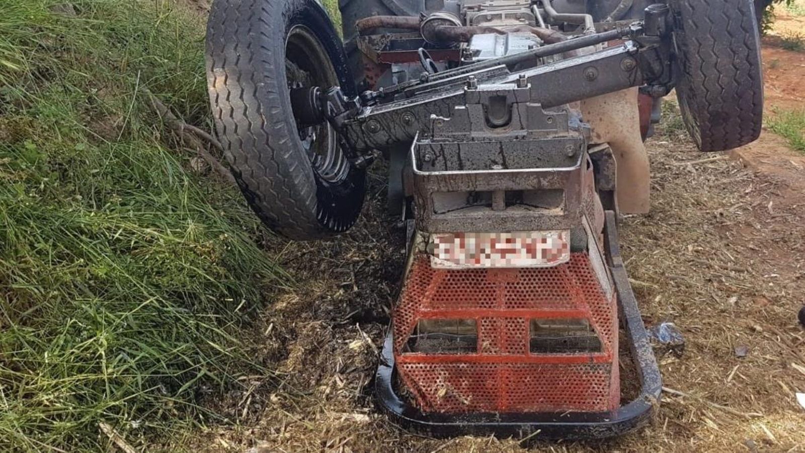 Imatge d'arxiu d'un tractor bolcat